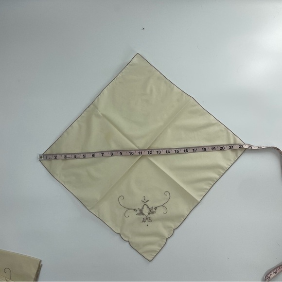 Set of 4 Vintage linen ecru and gray embroidered neutral dinner napkins - Picture 6 of 6